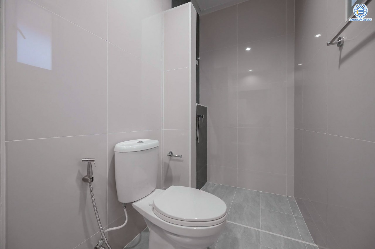 บ้านมือสองตกแต่งใหม่ โครงการ เดอะเวอรีเดียนโฮม กาญจนาภิเษก เนื้อที่กว้าง 86 ตร.ว. ฟังก์ชัน 3 ห้องนอน 3 ห้องน้ำ 1 ห้องอเนกประสงค์ 1 ห้องแม่บ้าน จอดรถได้ 4 จอด บนทำเลดี เชื่อมต่อถนนรัตนาธิเบศร์ ถนนนครอินทร์ ถนนกาญจนาภิเษก ใกล้รถไฟฟ้าสายสีม่วง "สถานีตลาดบางใหญ่" และจุดขึ้นทางด่วน "ศรีรัช"...